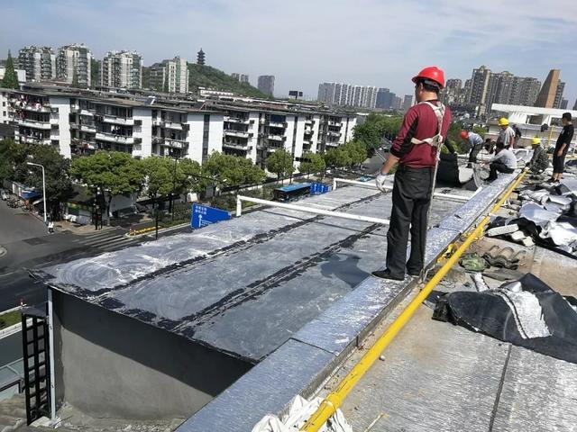 顶层坡屋顶改平屋顶，扩建70平，邻居 就等你完工再找物业来拆！防水保温工程两难抉择